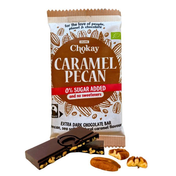 Chokay_20feb24_20Caramel_20Pecan_20front_20with_20ingredients Chokay Dark Caramel Pecan Mørk Sjokolade (70g) - Bilde 1